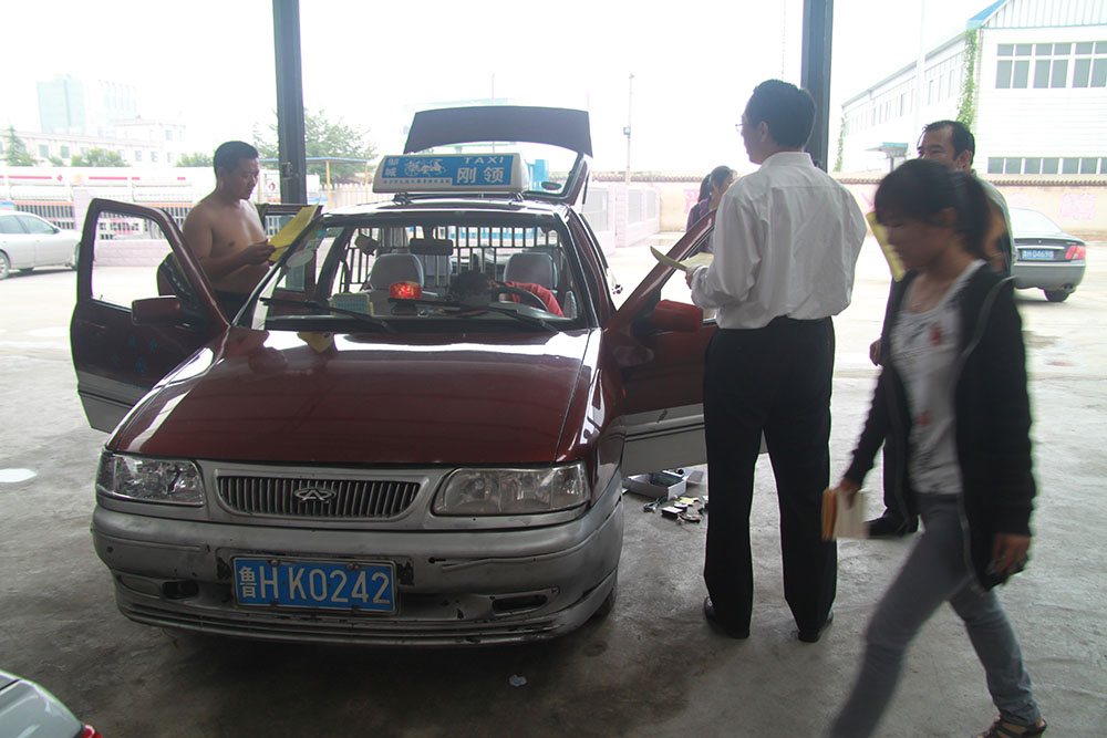 向出租车司机发放安全常识